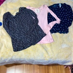 All size Xs the pink “Hollister” has 2 snags